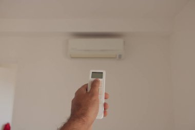 Arka plandaki bulanık oturma odasında uzaktan kumandalı klima..