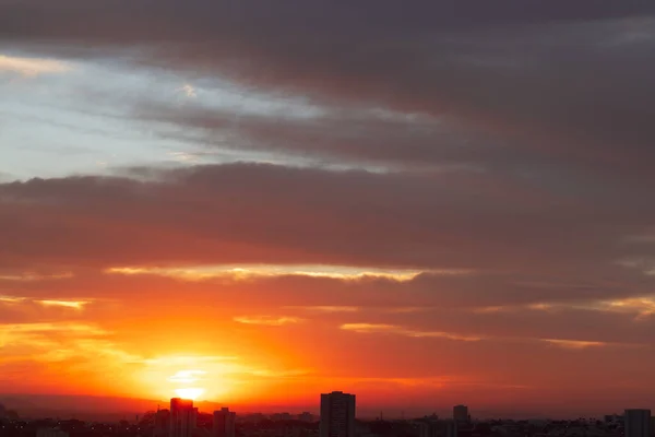 Bulutlu Bir Kış Gününde Kırmızı Renkli Ateşle Gün Doğumu Gökyüzü — Stok fotoğraf