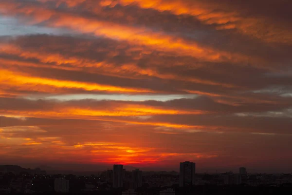 Zonsopgang Skyline Met Rode Kleur Vuur Een Bewolkte Winterdag Een — Stockfoto