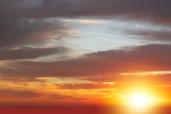 Sonnenaufgang Mit Rotem Feuer Einem Bewölkten Wintertag — Stockfoto