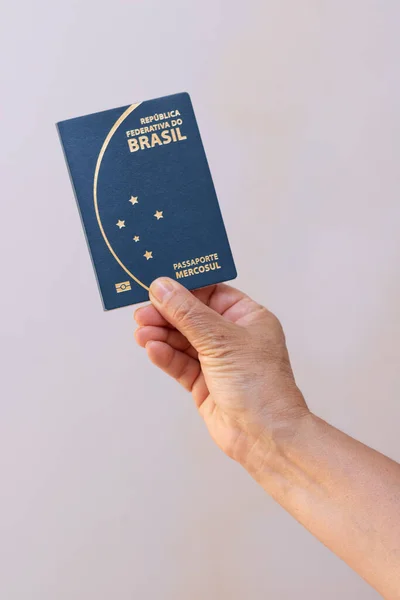 Detenção Novo Passaporte Mercosul Brasil Isolado Fundo Branco — Fotografia de Stock