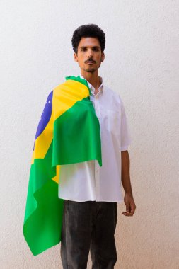 Brezilya Bayrağı Tutan İşçi ya da İşçi Beyazın Üzerinde İzole Edildi