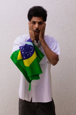 Brezilya Bayrağı Tutan İşçi ya da İşçi Beyazın Üzerinde İzole Edildi