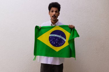 Brezilya Bayrağı Tutan İşçi ya da İşçi Beyazın Üzerinde İzole Edildi