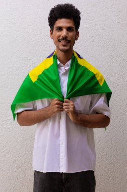 Brezilya Bayrağı Tutan İşçi ya da İşçi Beyazın Üzerinde İzole Edildi