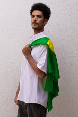 Brezilya Bayrağı Tutan İşçi ya da İşçi Beyazın Üzerinde İzole Edildi