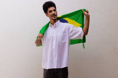 Brezilya Bayrağı Tutan İşçi ya da İşçi Beyazın Üzerinde İzole Edildi