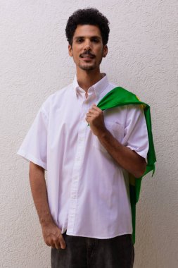 Brezilya Bayrağı Tutan İşçi ya da İşçi Beyazın Üzerinde İzole Edildi