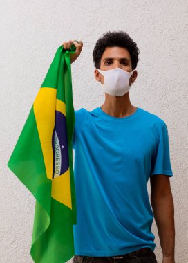 Brezilya Bayrağı Tutan Salgın Maskeli Siyah Adam Beyaz Üzerine İzole Edildi