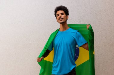 Beyazın Üzerinde Brezilya Bayrağı Tutan Siyah Adam