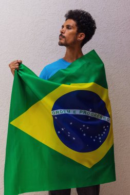 Beyazın Üzerinde Brezilya Bayrağı Tutan Siyah Adam