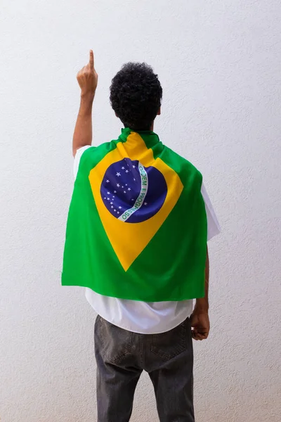 Задняя Часть Человека Бразильским Флагом Героя Плаща Изолированы Белом — стоковое фото