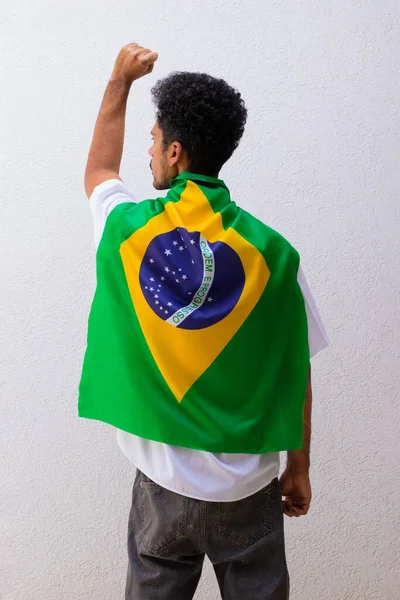 Задняя Часть Человека Бразильским Флагом Героя Плаща Изолированы Белом — стоковое фото