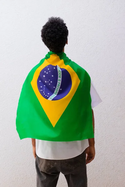 Rücken Eines Mannes Mit Heldenumhang Der Brasilianischen Flagge Auf Weißem — Stockfoto