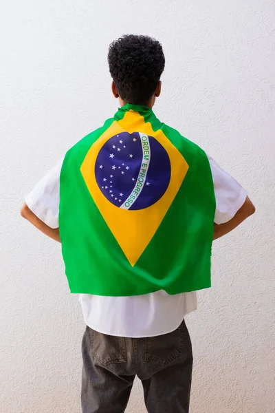 Parte Posterior Hombre Con Capa Héroe Bandera Brasileña Aislado Blanco — Foto de Stock