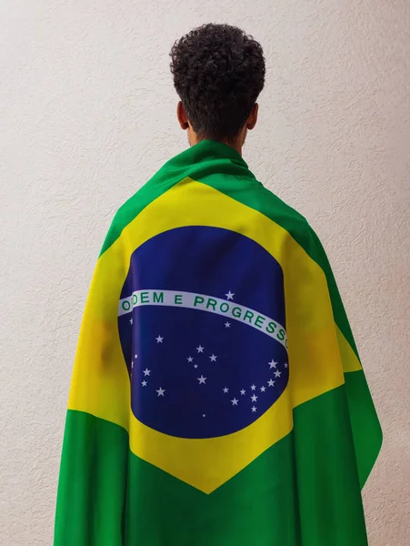 Parte Posterior Hombre Con Capa Héroe Bandera Brasileña Aislado Blanco — Foto de Stock