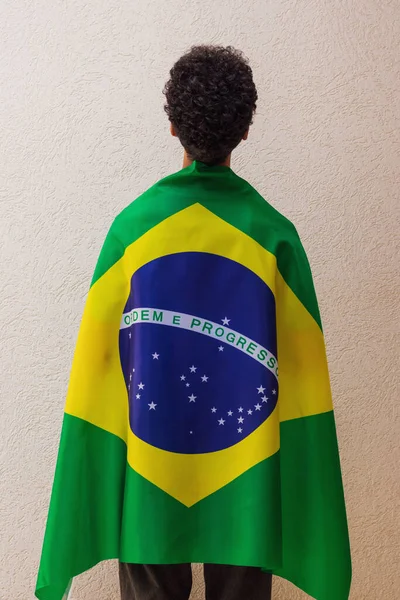 Rücken Eines Mannes Mit Heldenumhang Der Brasilianischen Flagge Auf Weißem — Stockfoto