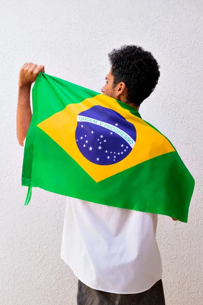 白に隔離されたブラジル国旗を掲揚する事業又は労働者 — ストック写真