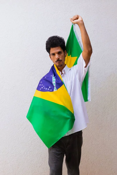 Negócios Trabalhador Segurando Uma Bandeira Brasil Isolada Branco — Fotografia de Stock