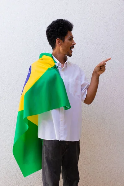 Byznys Nebo Pracovník Drží Brazilskou Vlajku Izolované Bílém — Stock fotografie