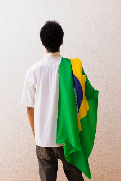 Företag Eller Arbetstagare Som Håller Brasilien Flagga Isolerad Vitt — Stockfoto