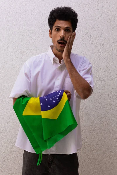 Negócios Trabalhador Segurando Uma Bandeira Brasil Isolada Branco — Fotografia de Stock