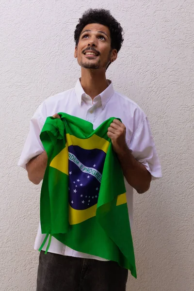 백인들에게 고립된 브라질 국기를 장사를 하거나 — 스톡 사진