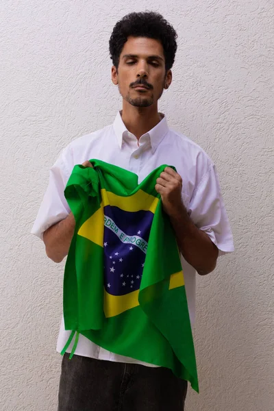 Negocio Trabajador Con Bandera Brasileña Aislada Blanco —  Fotos de Stock