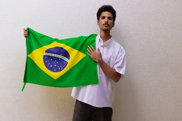 Brezilya Bayrağı Tutan Şçi Şçi Beyazın Üzerinde Zole Edildi — Stok fotoğraf