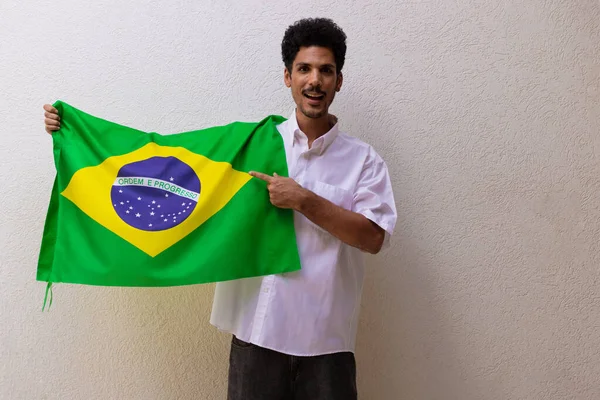 挂在白色上的巴西国旗的商人或工人 — 图库照片