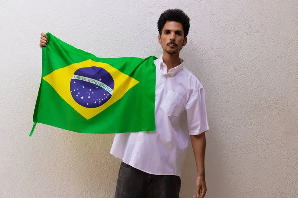 Business Lavoratore Che Tiene Una Bandiera Del Brasile Isolato Bianco — Foto Stock