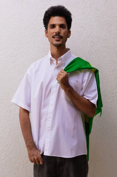 Brezilya Bayrağı Tutan İşçi ya da İşçi Beyazın Üzerinde İzole Edildi