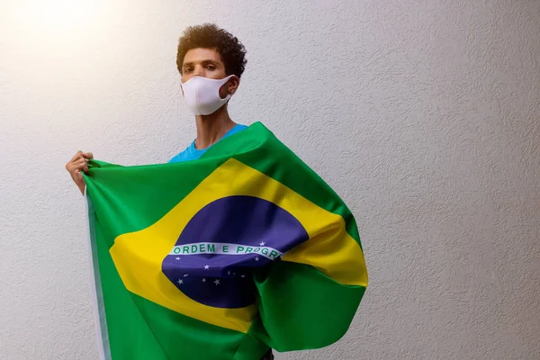 Brezilya Bayrağı Tutan Salgın Maskeli Siyah Adam Beyaz Üzerine İzole Edildi