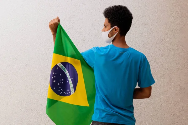 Fekete Férfi Járvánnyal Maszk Tartja Brazil Zászló Elszigetelt Fehér — Stock Fotó