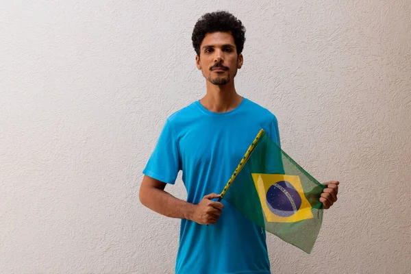 Fekete Ember Kezében Egy Brazil Zászló Elszigetelt Fehér — Stock Fotó