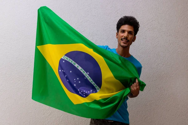 Homem Negro Segurando Uma Bandeira Brasil Isolado Branco — Fotografia de Stock