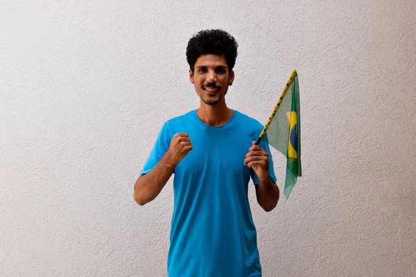 白人に隔離されたブラジルの旗を持つ黒人 — ストック写真