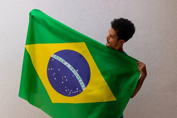 Zwarte Man Met Een Braziliaanse Vlag Geïsoleerd Wit — Stockfoto