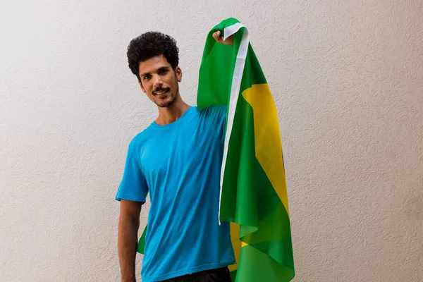 Beyazın Üzerinde Brezilya Bayrağı Tutan Siyah Adam