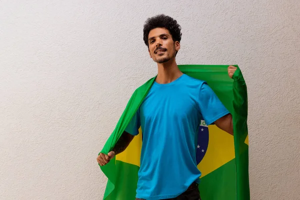 Uomo Nero Con Una Bandiera Brasiliana Isolata Bianco — Foto Stock