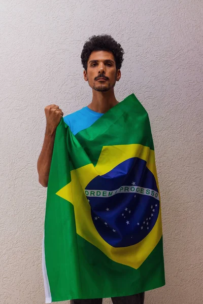 Hombre Negro Sosteniendo Una Bandera Brasil Aislada Blanco —  Fotos de Stock