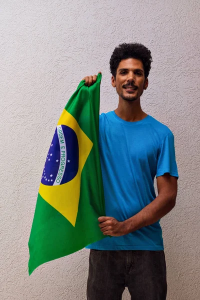 Hombre Negro Sosteniendo Una Bandera Brasil Aislada Blanco —  Fotos de Stock