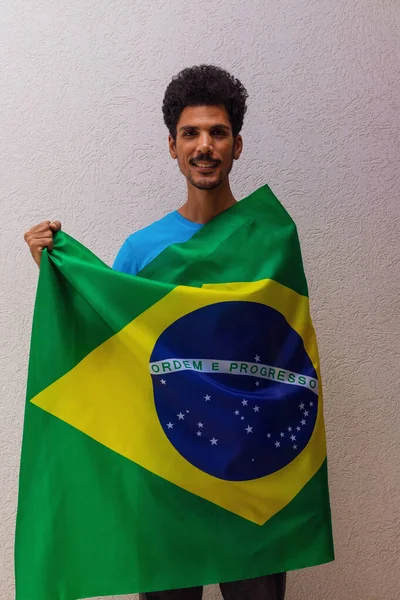 Černoch Drží Brazilskou Vlajku Izolovanou Bílém — Stock fotografie