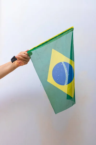 Segurando Bandeira Brasil Isolada Fundo Branco — Fotografia de Stock