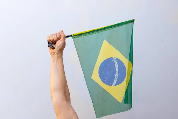 Sostiene Bandera Brasil Aislada Sobre Fondo Blanco — Foto de Stock