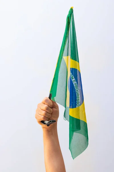 Segurando Bandeira Brasil Isolada Fundo Branco — Fotografia de Stock