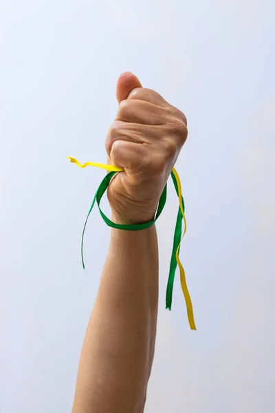Κρατώντας Πράσινες Και Κίτρινες Κορδέλες Της Βραζιλίας Σημαία Απομονωμένη Λευκό — Φωτογραφία Αρχείου