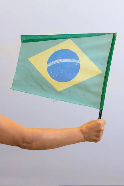 Holding Brazil Zászló Elszigetelt Fehér Háttér — Stock Fotó