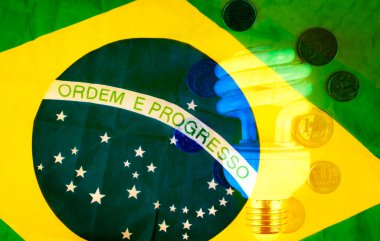 Brezilya 'da Enerji Krizi Para, bayrak ve fotovoltaik güneş paneli ile çifte pozlama.