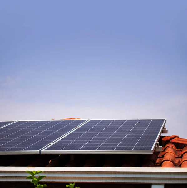 Painéis Solares Telhado Vermelho Dia Ensolarado Nublado — Fotografia de Stock